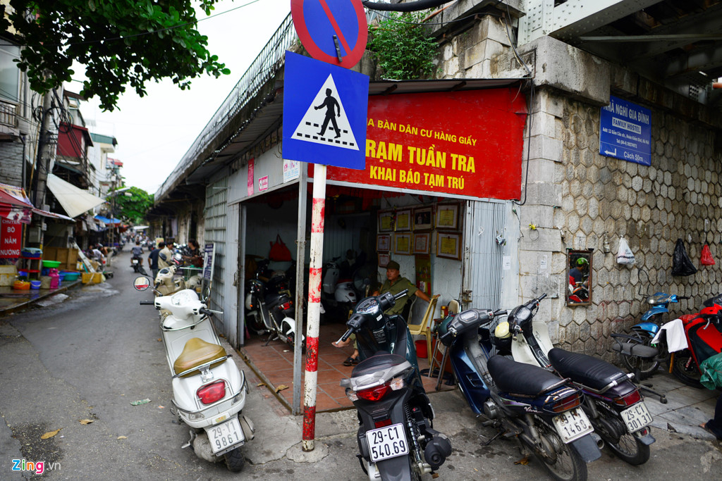 Đầu phố Gầm Cầu có trạm tuần tra, khai báo tạm trú của phường Hàng Giấy.