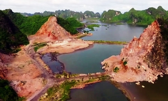 Nhiều ngày qua, người dân Quảng Ninh phản ánh việc một số núi đá bị khai thác nham nhở với quy mô lớn, gây mất cảnh quan ở vùng đệm vịnh Hạ Long - di sản thiên nhiên thế giới.