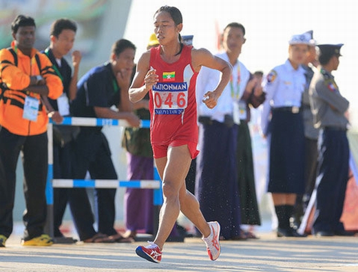 VĐV Myanmar vừa chạy, vừa đi bộ vẫn đoạt huy chương Vàng