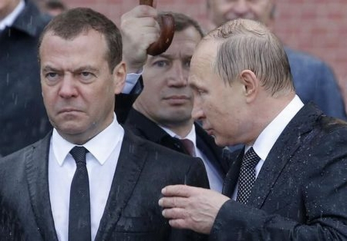 Tổng thống Putin (bên phải) và Thủ tướng Medvedev