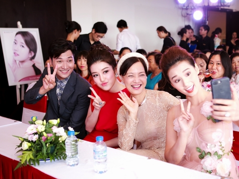 Mạnh Trường, Lã Thanh Huyền, Lê Khanh, Á hậu Huyền My đến tham dự và cùng selfie tại sự kiện