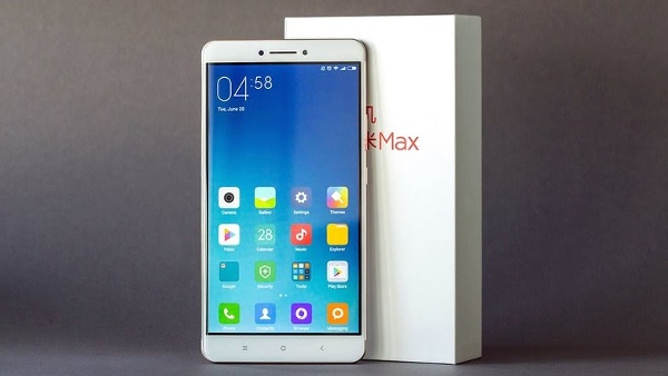 Hướng tới nhu cầu lướt web và xem phim di động, Xiaomi Mi Max sở hữu màn hình 6,4 inch độ phân giải Full HD với tấm nền IPS LCD, cho chất lượng hiển thị khá tốt với màu đen sâu và độ tương phản rất cao sẽ khiến người dùng hài lòng.
