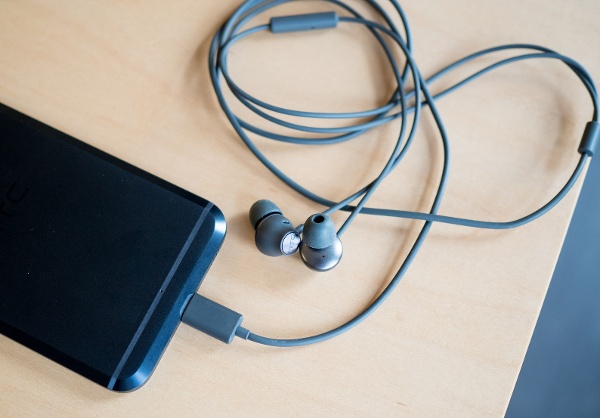 Đi kèm HTC 10 Evo còn có tai nghe HTC BoomSound Adaptive Audio cao cấp có khả năng phân tích tiếng ồn xung quanh của môi trường, từ đó điều chỉnh âm thanh phù hợp với từng người dùng riêng biệt.