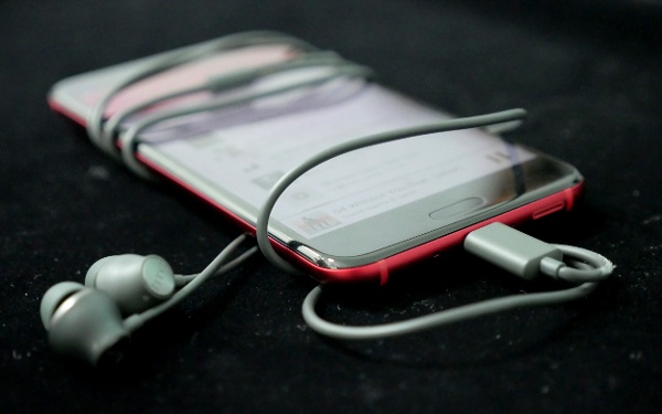 Điện thoại của HTC sẽ đi kèm tai nghe HTC USonic, chiếc tai nghe được hiệu chỉnh âm thanh tốt nhất và trang bị thêm khả năng khử ồn chủ động.