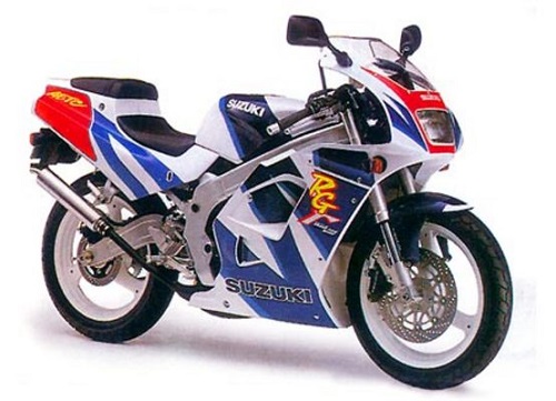 Một chiếc sportbike cho công suất 33 mã lực đã kết hợp với trọng lượng 125 kg để tạo ra một chiếc xe Suzuki RG125 thực sự thú vị. Mang đậm dư vị của màu sơn những năm 90 của Suzuki với đồ họa huỳnh quang.