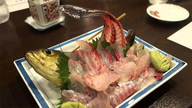 Ikizukuri (Nhật Bản): Cá được chọn lựa và chế biến ngay khi còn sống. Khi món ăn được dọn ra, thực khách vẫn còn có thể thấy miệng và vây của con cá chuyển động. Món ăn này bị nhiều người yêu động vật chỉ trích vì cho rằng thật tàn nhẫn khi để con vật dở sống dở chết. Ảnh: Erdekesvilag.