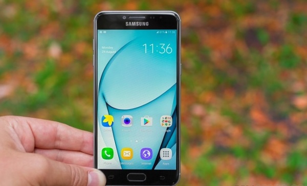 Samsung Galaxy C5 - 5,4 triệu đồng: Samsung Galaxy C5 là sản phẩm đầu tiên thuộc dòng smartphone C Series của Samsung. Chiếc smartphone này rất đẹp với độ hoàn thiện cao, nhờ mặt lưng bằng nhôm nguyên khối, nhám và bo cong các góc cho cảm giác cầm chắc chắn, nhỏ gọn và đặc biệt không bám vân tay. 