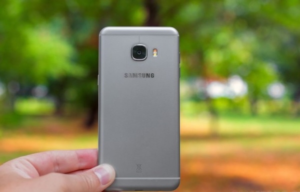 Mặt trước của Galaxy C5 sở hữu thiết kế đặc trưng của Samsung, với màn hình 5,2 inch viền mỏng đi kèm kính cong 2.5D cho trải nghiệm cảm ứng trơn tru. Màn hình có độ phân giải Full HD đi kèm công nghệ Super AMOLED cho hình ảnh hiển thị rực rỡ và sắc nét. 
