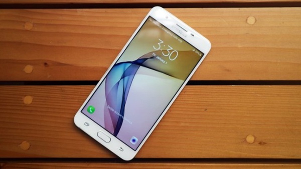 Với mức giá tầm trung, Samsung Galaxy J7 Prime sở hữu màn hình 5,5 inch, độ phân giải Full HD nhưng sử dụng công nghệ màn hình TFT thay vì SuperAMOLED như Galaxy C5 nên chất lượng hiển thị kém hơn một chút. Máy chạy vi xử lý Exynos 7870 tám nhân xung nhịp 1.6 GHz, RAM 3GB RAM và 32GB bộ nhớ trong. 