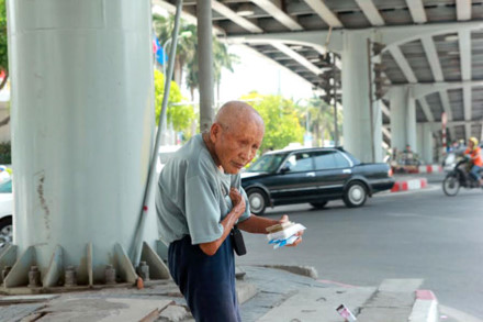 Người đàn ông khuyết tật bán hàng rong dưới gần cầu vượt Láng Hạ (quận Đống Đa, Hà Nội) giữa thời tiết nắng nóng. Người này cho biết, từ sáng đến chưa vẫn chưa bán được nhiều hàng, trời nắng nóng ai cũng muốn đi thật nhanh.