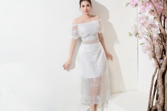 Phạm Hương tiếp tục chứng tỏ đẳng cấp khi diện chiếc váy màu trắng có chất liệu ren xuyên thấu chủ đạo. Bộ trang phục đến từ thương hiệu Amy thiết kế tinh tế với phần ren đổ, tôn lên quyến rũ của hoa hậu.