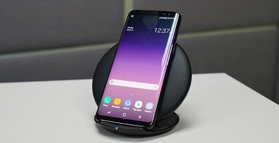 Galaxy S8 có tính năng sạc không dây: Tính năng sạc không dây được xem là “chuẩn phải có” trên các mẫu smartphone cao cấp. Nó sẽ giúp người dùng thực hiện thao tác sạc và dừng sạc nhanh chóng mà không vướng dây sạc.