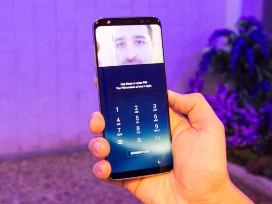Galaxy S8 có thể mở khóa bằng mắt: Đây là một tính năng bảo mật mới được trang bị cho dòng sản phẩm Galaxy S, với tính năng bảo mật mống mắt, người dùng Galaxy S8 có thể sử dụng mắt để mở khóa thiết bị vô cùng sành điều mà không cần dùng tới máy quét vân tay.