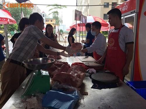 Thịt lợn sạch đồng giá 39.000 đồng/kg, dân Hà Nội đổ xô đi mua