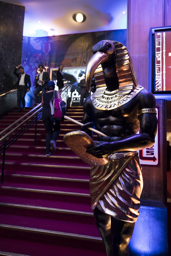 Những pho tượng đồ sộ của các vị thần Ai Cập cổ được đặt khắp nơi trong rạp chiếu