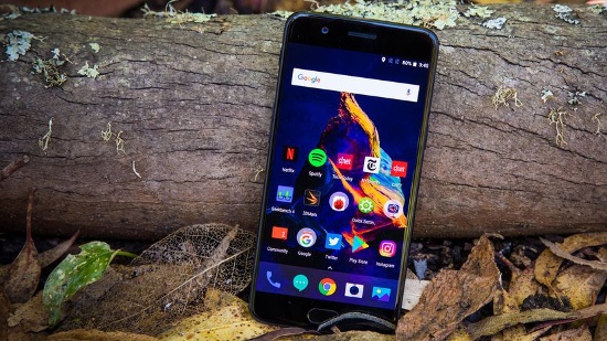 OnePlus 5 vừa ra ra mắt không chỉ có cấu hình phần cứng thuộc hàng khủng, tương đương các mẫu flagship khác đến từ Samsung, HTC, Google …  mạnh mẽ nhất hiện nay. Mà còn đi kèm hệ thống camera kép giống như trên iPhone 7 Plus, cho phép chụp ảnh chân dung, tạo hiệu ứng xóa phông ấn tượng.