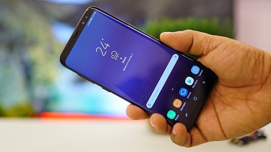 Không chỉ sở hữu cấu hình phần cứng mạnh nhất hiện nay, Samsung Galaxy S8 Plus còn đi kèm màn hình cong độc đáo với kích thước khủng 6,2 inch độ phân giải tối đa 2960x1440 pixel. Chính vì điều này mà rất nhiều người dùng quan ngại về thời lượng pin của máy. 