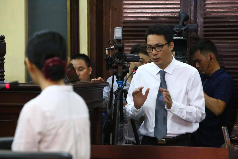 Luật sư Nguyễn Văn Quynh xét hỏi bị cáo Thùy Dung và nhân chứng Lữ Minh Nghĩa 