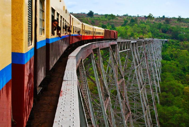Chuyến tàu Pyin Oo Lwin - Hsipaw ở Myanmar: Chuyến tàu hoả từ Pyin Oo Lwin đến Hsipaw sẽ đi qua những thị trấn và làng mạc xa xôi ở tỉnh Shan, dừng chân tại những ngôi làng mà bao quanh là khung cảnh đồng lúa, đồi xanh và cây cầu cầu Gokteik nổi tiếng. Hành trình này kéo dài tối đa 7 tiếng. Ảnh: Alamy.