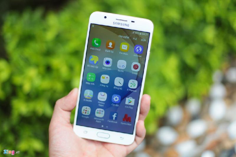 Samsung Galaxy J7 Prime(5,99 triệu đồng): Ở mức giá tầm trung nhưng J7 Prime vẫn sở hữu phong cách thiết kế và tính năng của các dòng máy cao cấp. Thiết bị được trang bị màn hình 5,5 inch, vi xử lý 8 nhân, RAM 3 GB, bộ nhớ trong 32 GB có hỗ trợ mở rộng lên 256 GB thông qua thẻ nhớ.