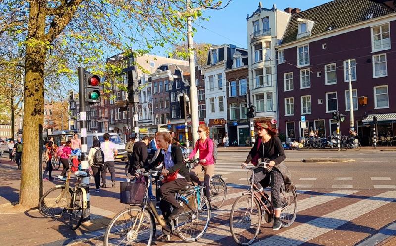 Không phải những chiếc ôtô đắt tiền, xe đạp mới là phương tiện chính yếu được khuyến khích sử dụng tại Hà Lan. Bạn có thể bắt gặp xe đạp ở mọi nơi, mọi ngóc ngách khi có gần 60% dân số sử dụng xe đạp là phương tiện di chuyển hàng ngày thay thế ôtô. Hà Lan hướng đến một cuộc sống giảm thiểu tác nhân gây hại môi trường và ô nhiễm tiếng ồn.