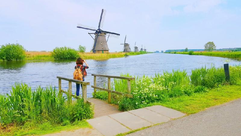 4. Ngắm nhìn làng cối xay gió lâu đời nhất Hà Lan: Khách du lịch thông thường hay chọn đến làng Zaanse Schans bởi  gần thủ đô hơn, những chiếc cối xay gió lại có màu sắc bắt mắt. Nhưng nếu muốn khám phá những gì nguyên sơ và lâu đời nhất, làng Kinderdijk nên là sự lựa chọn hàng đầu bởi ở đây còn bảo tồn toàn vẹn 19 cối xay gió lâu đời nhất của Hà Lan. Ngôi làng này đã được UNESCO công nhận là di sản văn hóa thế giới vào năm 1997.