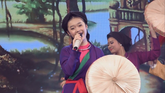 Tiếp đó, cô bé Linh Phương – Top 3 của Thần Tượng Tương Lai thể hiện ca khúc Làng Quan Họ quê tôi với chất giọng truyền cảm, đầy kỹ thuật. 