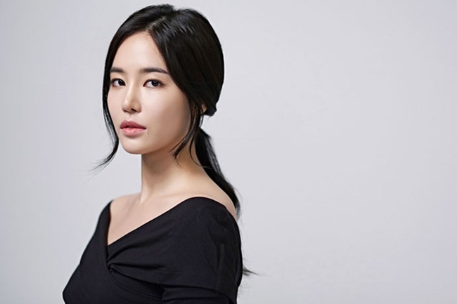 Nữ diễn viên Hàn Quốc nhưng lại góp mặt vào một bộ phim truyền hình Việt và nhận được nhiều sự yêu thích của khán giả đó chính là Jung Hae Na. Dù vào vai tình địch của Nhã Phương trong bộ phim Tuổi thanh xuân 2 nhưng cô vẫn chiếm được cảm tình của khán giả Việt.