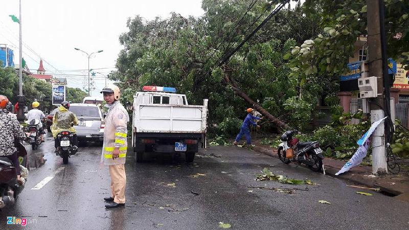 Cảnh sát giao thông Hà Tĩnh phân luồng do cây đổ trên nhiều tuyến đường. 
