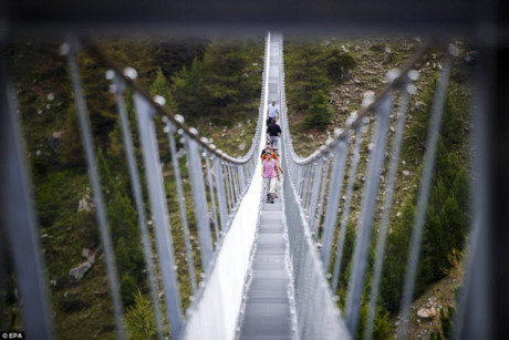 Dưới cây cầu Europabruecke là hẻm núi Grabengufer, nằm dưới chân ngọn núi cao nhất Thụy Sĩ mang tên Dom.