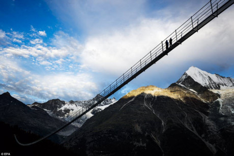 Du khách đứng ngắm cảnh trên cây cầu treo đi bộ dài nhất thế giới.