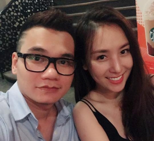 Vốn là người kín tiếng trong chuyện tình cảm, ca sĩ Khắc Việt mới đây gây bất ngờ khi tiết lộ sẽ kết hôn vào cuối năm nay. Bạn gái của anh là Nguyễn Thanh Thảo, 25 tuổi, sống tại Hà Nội.