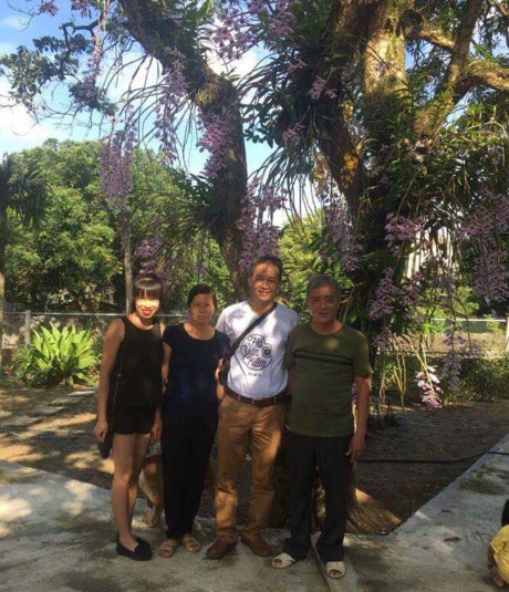 Thương Huyền, bà Nguyễn Lâm Hương và ông Bùi Văn Dũng chụp ảnh lưu niệm với phóng viên Báo An ninh Thủ đô.