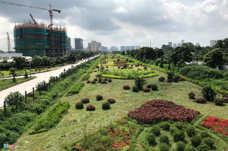 Chỉ sau vài ngày, thảm cỏ rộng lớn kéo dài từ ngã ba Lê Quang Đạo tới cầu sông Nhuệ đã sạch bóng cỏ dại. Tuy nhiên cỏ mọc ven bên hàng rào ngăn với làn đường vẫn chưa được cắt tỉa.