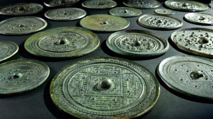 Okinoshima bảo tồn hơn 80 nghìn hiện vật vô giá, bao gồm cả những đồng tiền cổ của triều đại nhà Đường (Trung Quốc) từ khoảng thế kỷ thứ 7 đến thứ 10.