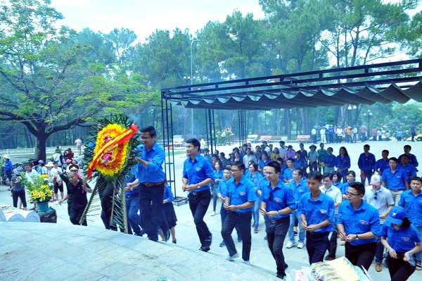 Các đoàn viên VNPT-Media dâng nén tâm hương tới các liệt sỹ đang an nghỉ tại Nghĩa trang Trường Sơn.