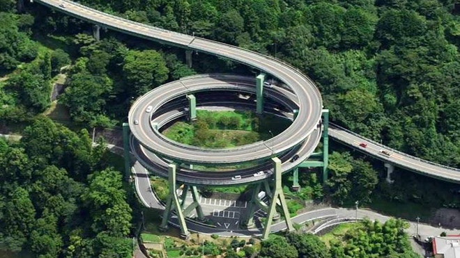 Cầu Kawazu-Nanadaru với hình một cặp vòng tròn là ví dụ cho việc làm thế nào để xây một cây cầu từ sườn núi này sang sườn núi kia trong khi các sườn núi đều rất dốc và không thể xây đường. Chiều dài cầu là 1,1 km, đường kính vòng tròn 80 m, tốc độ giới hạn chỉ 30 km/h.