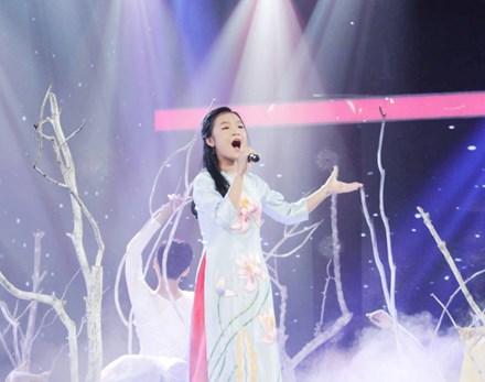  Mở màn đêm Chung kết là tiết mục của cô bé Linh Phương. Cô bé tự đặt mình vào thử thách với ca khúc khó 