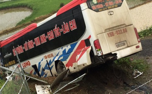 Xe khách nổ lốp trên cao tốc Hà Nội - Lào Cai, 13 người bị thương