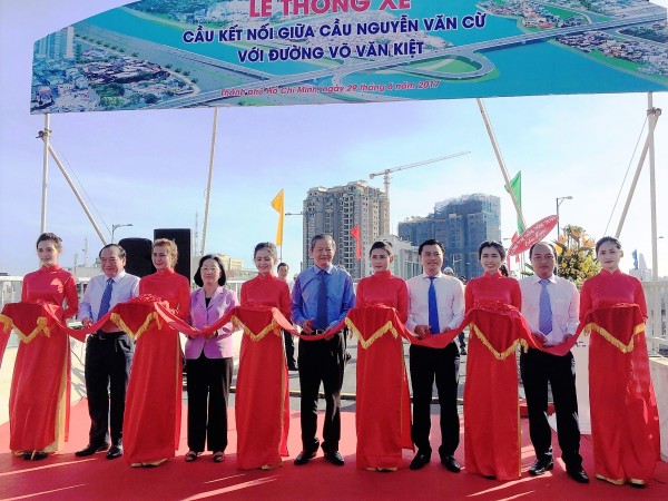 Lãnh đạo UBND, HĐND và Sở GTVT TP.HCM thực hiện nghi thức cắt băng khánh thành