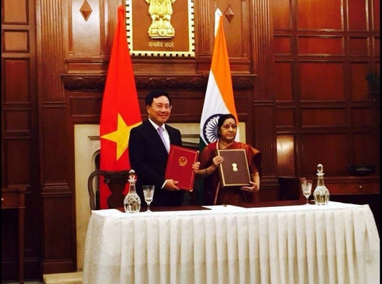 Phó Thủ tướng, Bộ trưởng Bộ Ngoại giao Phạm Bình Minh và Bộ trưởng Bộ Ngoại giao Ấn Độ Sushama Swaraj ký kết triển khai quan hệ đối tác chiến lược toàn diện giai đoạn 2017-2020 giữa Việt Nam và Ấn Độ. (Ảnh: TG&VN)