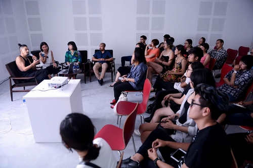 Artist Talk – một trong những hoạt động thường xuyên tại VCCA, nơi chính các nghệ sĩ có tác phẩm trưng bày trong triển lãm sẽ chia sẻ về quá trình sáng tác cũng như các góc nhìn đa chiều về đời sống nghệ thuật đương đại.Mỗi tháng tại VCCA sẽ có 1-2 buổi Artist Talk với nhiều nghệ sĩ và chủ đề khác nhau.