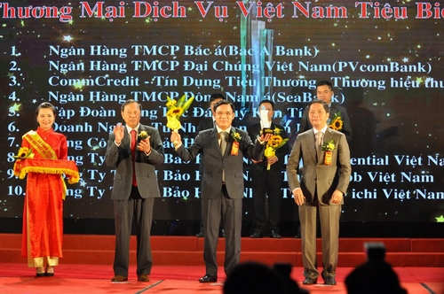 Ông Lê Văn Tần, đại diện SeABank nhận giải thưởng Thương mại dịch vụ Việt Nam của Bộ Công Thương trao tặng