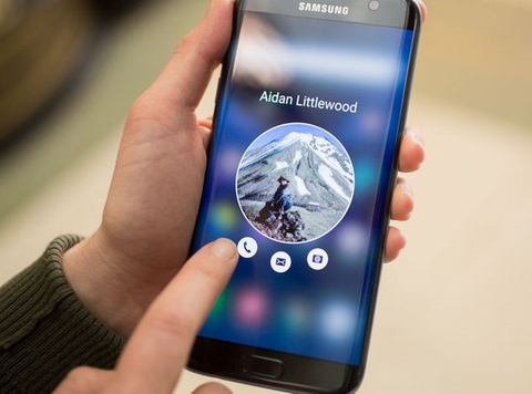 Samsung Galaxy S7 Edge (15,49 triệu đồng). Thiết bị được trang bị màn hình kích thước lớn 5.5-inch, công nghệ Super AMOLED; chip Exynos 8890, 8 nhân cùng mức RAM 4 GB mang lại hiệu quả hoạt động tuyệt vời, hơn hiệu năng 30% so với dòng sản phẩm S6 trước; Bộ nhớ trong 32 GB. Nếu muốn tăng dung lượng bộ nhớ, người dùng có thể lựa chọn mở rộng thẻ nhớ microSD lên đến 256 GB. Khả năng sạc nhanh bằng dây trên Galaxy S7 Edge giúp người dùng rút ngắn thời gian sạc để đầy dung lượng pin 3600 mAh.