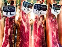  Tại châu Âu, thịt heo muối Iberico có giá từ 500 euro đến 1.500 euro mỗi kg. Sở dĩ giá đắt vì cách nuôi và chế biến heo cầu kỳ. 