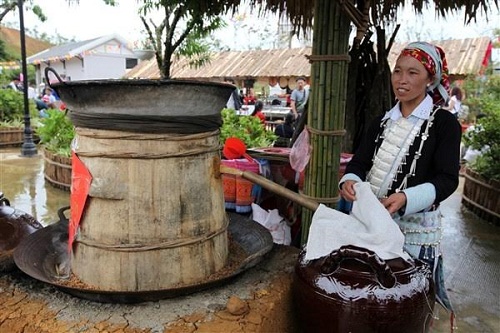 Tạm biệt những nghi thức cưới xin hấp dẫn của người Dao đỏ, du khách có thể trải nghiệm quy trình nấu rượu của bà con vùng cao ngay tại lễ hội. Năm bếp nấu rượu tái hiện quy trình chế biến các loại rượu truyền thống của đồng bào dân tộc Tày, Giáy, Xa Phó, H’Mông, Dao đỏ. Hầu hết các loại rượu đều là sản phẩm làm từ thóc đã lên mầm, nấu chín, ủ với men lá rừng và chưng cất truyền thống. Tận mắt chứng kiến quy trình sản xuất rượu kì công, nhiều du khách tỏ ra hào hứng khi được thử những ly rượu “nóng hổi” vừa mới ra lò, rót trong những chén nhỏ làm từ tre nứa độc đáo. Bếp rượu đầu tiên được khai lửa, hơi men ấm nồng lan tỏa trong cái se lạnh đặc trưng của núi rừng Tây Bắc. Ai nấy đều muốn xích lại gần nhau hơn, để tận hưởng cái không khí đặc trưng riêng có ở nơi miền núi cao mây phủ này, bên những ly rượu mới ra lò.