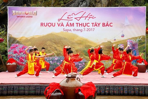 Sảng khoái với những món ngon và “say” trong các loại rượu, du khách tiếp tục “mãn nhãn” với các màn biểu diễn võ thuật “Hào Khí Fansipan” với sự thể hiện của các “võ sư nhí” tại sân khấu chính lễ hội.