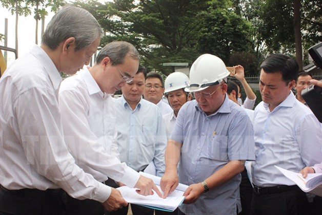Bí thư Thành ủy TPHCM Nguyễn Thiện Nhân (thứ hai từ trái sang) trao đổi với ông Nguyễn Tăng Cường (thứ hai từ phải sang), người chịu trách nhiệm thực hiện dự án - Ảnh:thanhuytphcm