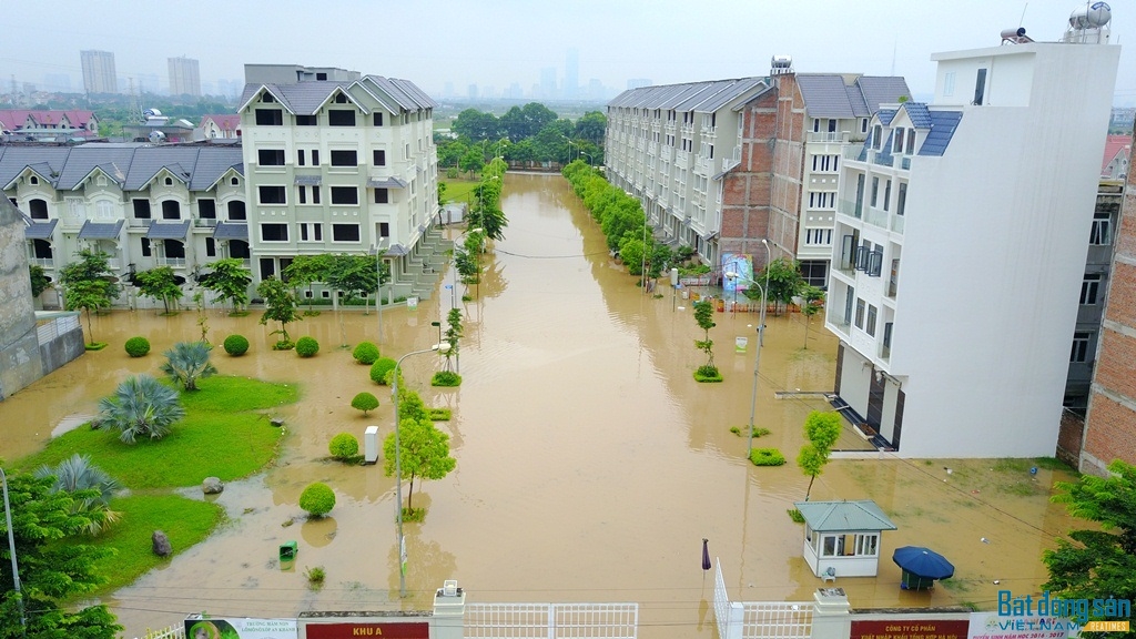 Người dân nơi đây cho biết, trận mưa đầu giờ sáng ngày 13/7 không lớn và chỉ kéo dài hơn 1 tiếng đồng hồ nhưng tất cả các lối đi trong khu đô thị này đã bị ngập sâu trong nước.