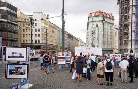 Triển lãm tổ chức trong không gian rộng lớn của quảng trường trung tâm Thủ đô Praha.